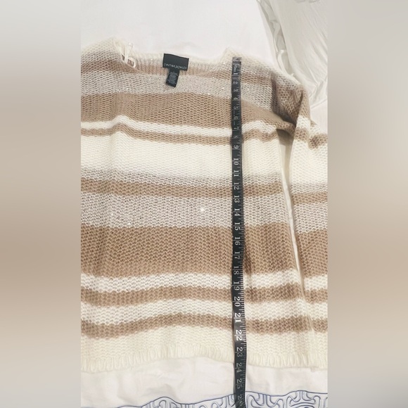 STAY WARM AND STYLISH IN ANY WEATHER WITH THIS VERSATILE PULLOVER SWEATER!
NWOT - Picture 7 of 9